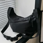 Sac fourre-tout de style neutre avec sangle pour transporter des articles de fitness. Nouveau mini sac à main street style avec bandoulière. Léger et