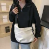 sac fourre tout de style neutre avec sangle pour transporter des articles de fitness. nouveau mini sac à main street style avec bandoulière. léger et