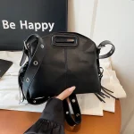 Sac à main noir en cuir Pu pour femmes, couleur unie, sac à main de styliste à bandoulière réglable, pochette à pompon à la mode