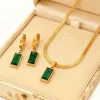 ensemble de bijoux tendance doré tonifié avec émeraude comme des pierres : collier et boucles d'oreilles charme dames