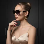 Lunettes de soleil papillon surdimensionnées chics, avec une tête de léopard dorée et un détail de temple découpé. Très polyvalent