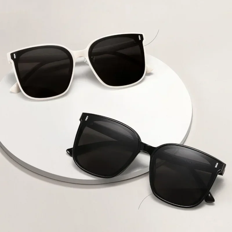Vintage Oversized Square Sunglasses for Women - UV400 Retro Frame, Chic Beach & Travel Summer Accessories
