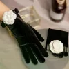 gants en velours satiné noir avec caméllias, élastiques, doigt complet, gants de mariée élégants, courts, chauffe mains, cadeau