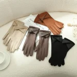 Gants chauds en velours, adaptés aux femmes à utiliser en hiver, accessoires à nœud élégants pour écran tactile, gants de cyclisme et de conduite