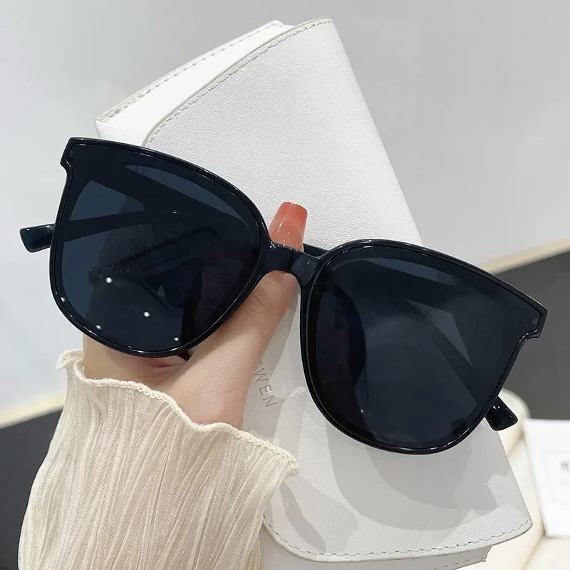 Vintage Oversized Square Sunglasses for Women - UV400 Retro Frame, Chic Beach & Travel Summer Accessories