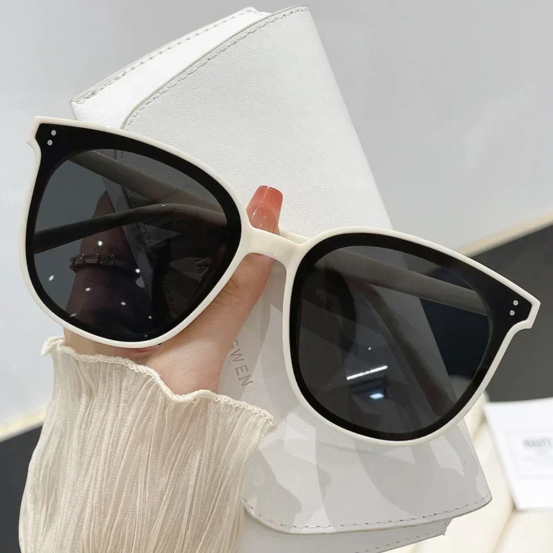 Vintage Oversized Square Sunglasses for Women - UV400 Retro Frame, Chic Beach & Travel Summer Accessories
