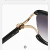 lunettes de soleil papillon surdimensionnées chics, avec une tête de léopard dorée et un détail de temple découpé. très polyvalent