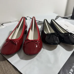 Chaussures plates de ballet rétro françaises à bout rond, talon bas, semelle peu profonde, cuir brillant, petites chaussures rouges, chaussures plates d’été pour femmes Chaussures plates de ballet rétro françaises à bout rond, talon bas, semelle peu profonde, cuir brillant, petites chaussures rouges, chaussures plates d’été pour femmes