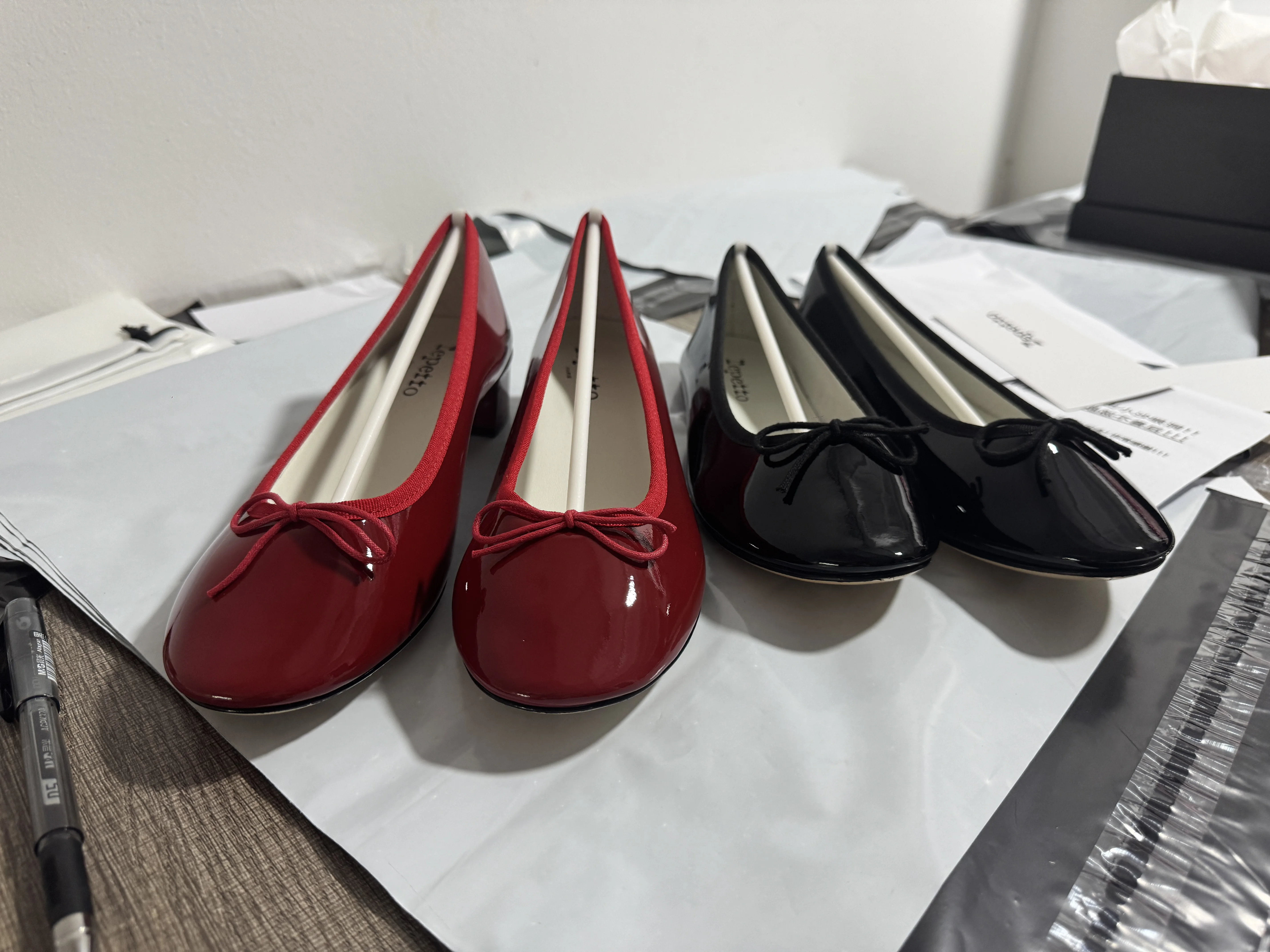 Chaussures plates de ballet rétro françaises à bout rond, talon bas, semelle peu profonde, cuir brillant, petites chaussures rouges, chaussures plates d'été pour femmes
