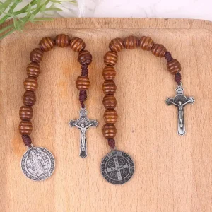 Chapelet de poche catholique pratique avec perles en bois marron, médaille Saint benoît et crucifix.