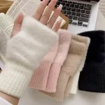 Gants demi-doigts à la mode adaptés aux femmes, doux et chauds, luxueux, couleur unie, tricotés en peluche, sans doigts, hiver