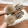 17 modèles élégants gants d'hiver pour femmes classique plaid fourrure de renard pompon écran tactile doublure en peluche gants épais cadeau féminin