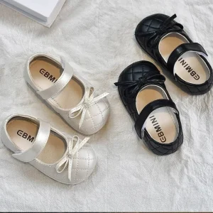 Chaussures plates simples pour filles, chaussures de marche pour bébés, bout rond, antidérapantes, en cuir Pu, couleur unie, semelle souple, nouvelle collection 2025