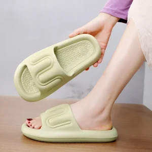 Pantoufles à fond plat épais pour femmes, diapositives de salle de bain à la mode, chaussures polyvalentes tendance antidérapantes, tongs pour Couple, chaussures de maison