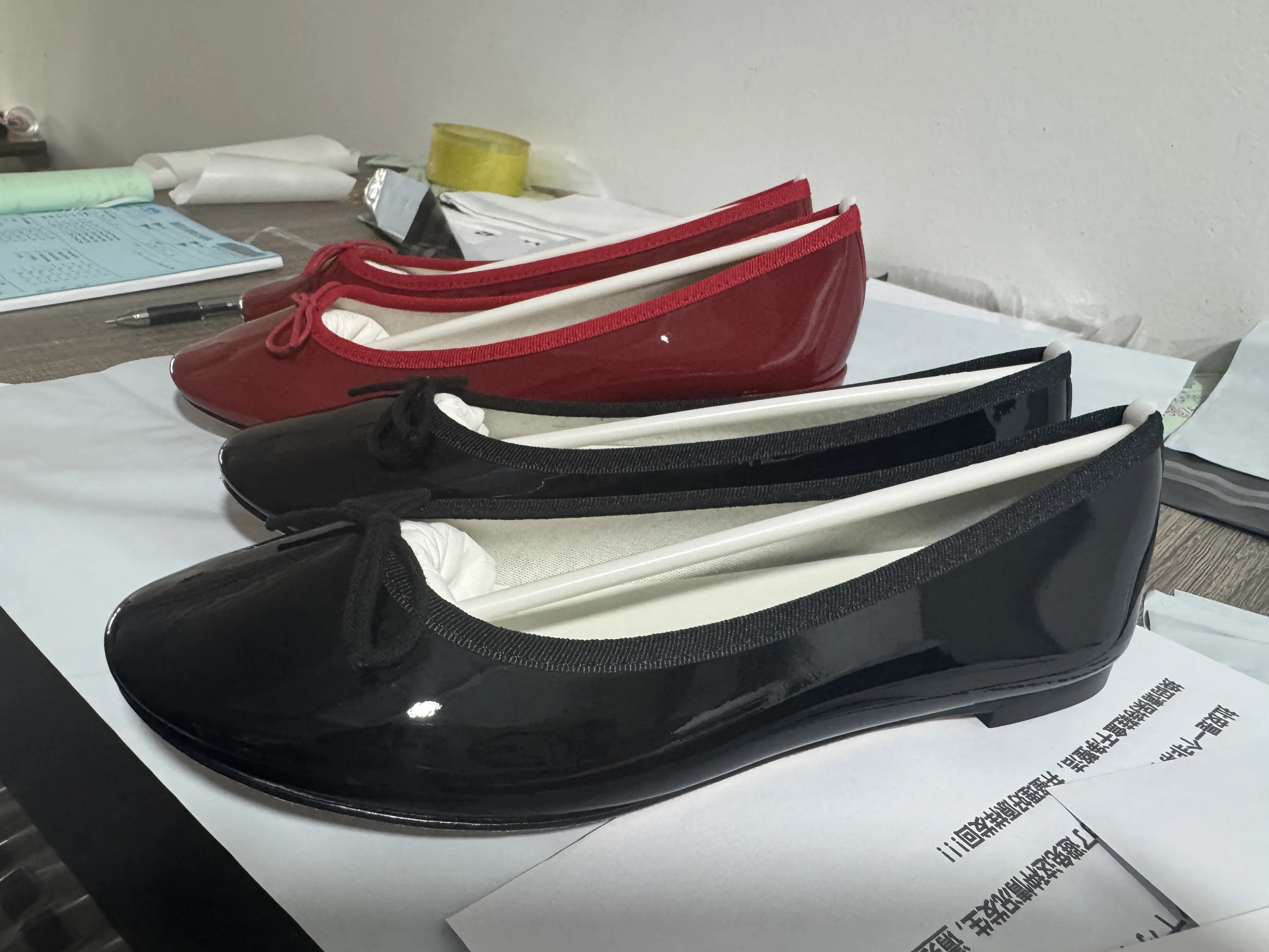 Chaussures plates de ballet rétro françaises à bout rond, talon bas, semelle peu profonde, cuir brillant, petites chaussures rouges, chaussures plates d'été pour femmes
