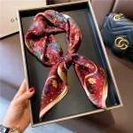 Foulard de luxe femmes printemps imprimé 100% foulards en soie véritable enveloppement châle carré bandana dame nouveau Foulard foulard Hijab Pashmina