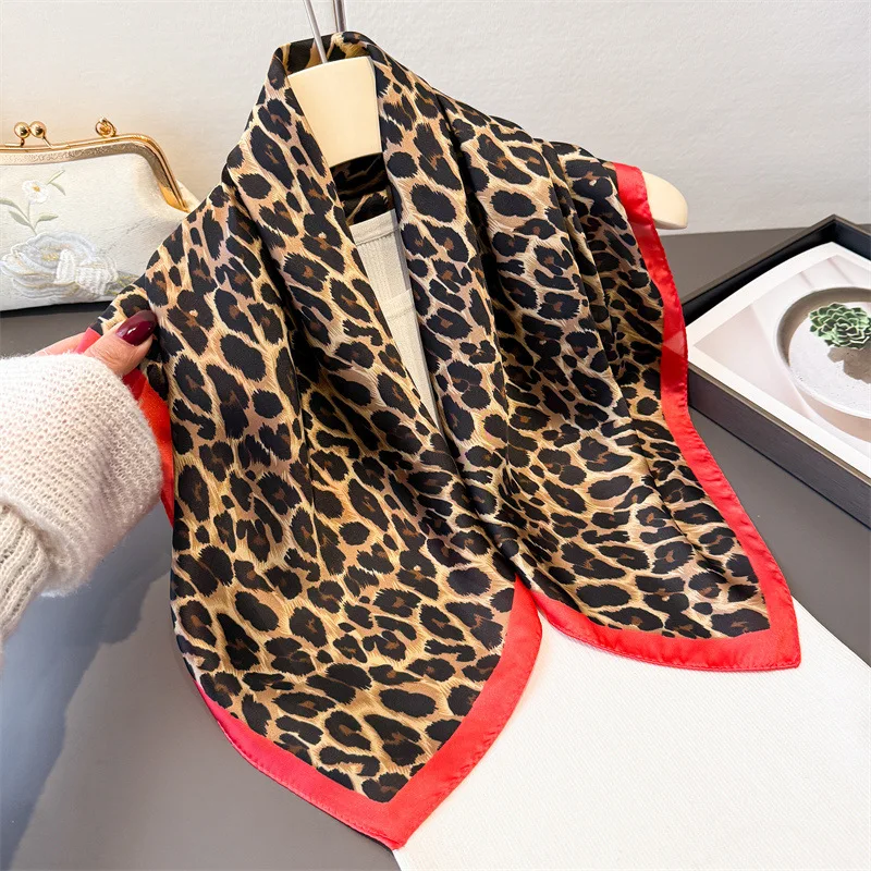 Écharpe en soie à imprimé léopard pour femme, bordure rouge, 70 cm, carré, bandana en satin, châle, foulard de mode, style de créateur de luxe, écharpes pour le cou
