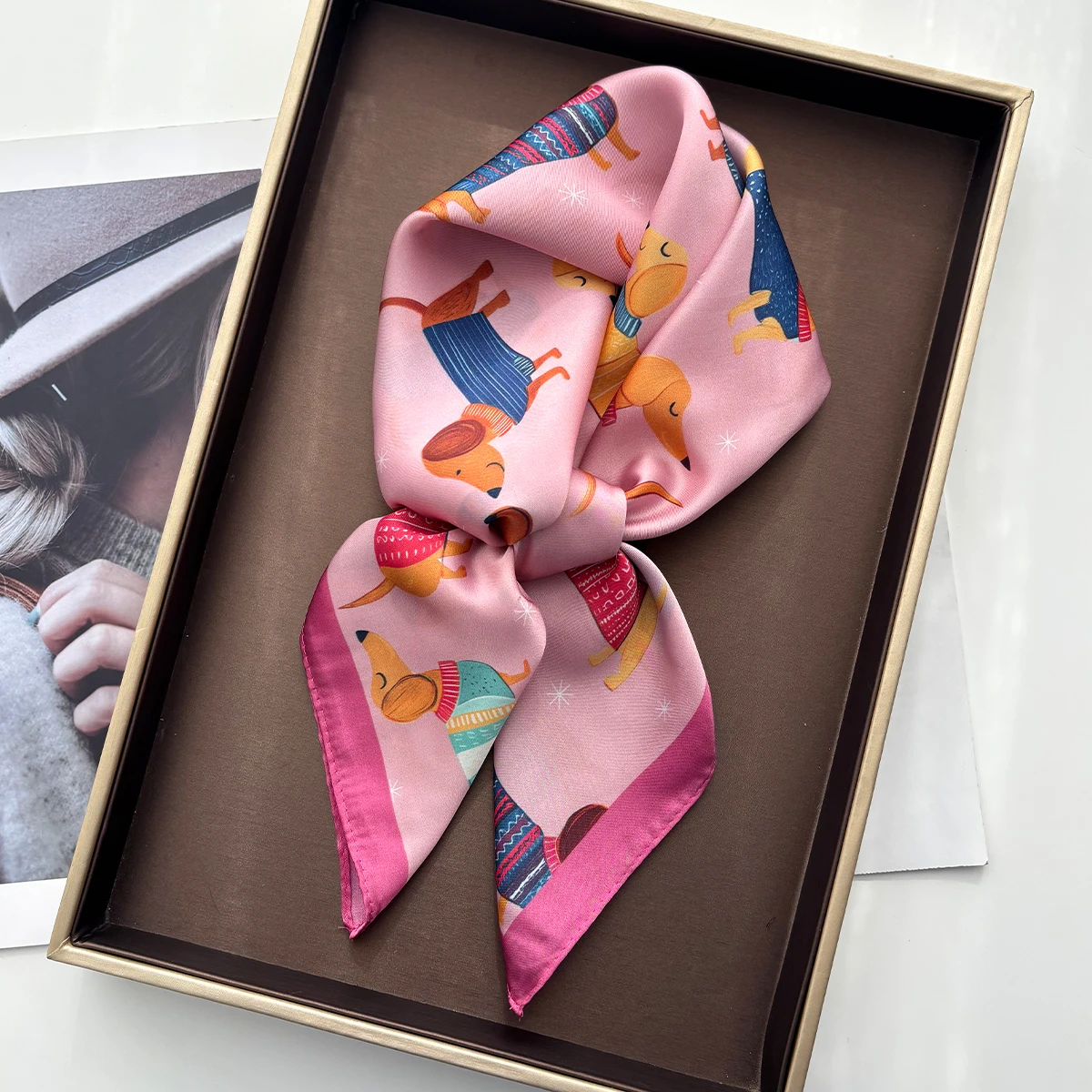 Écharpe carrée en coton imprimé chien pour femme, foulards élégants en soie imitation, bandanas, hijab de luxe, châles élégants