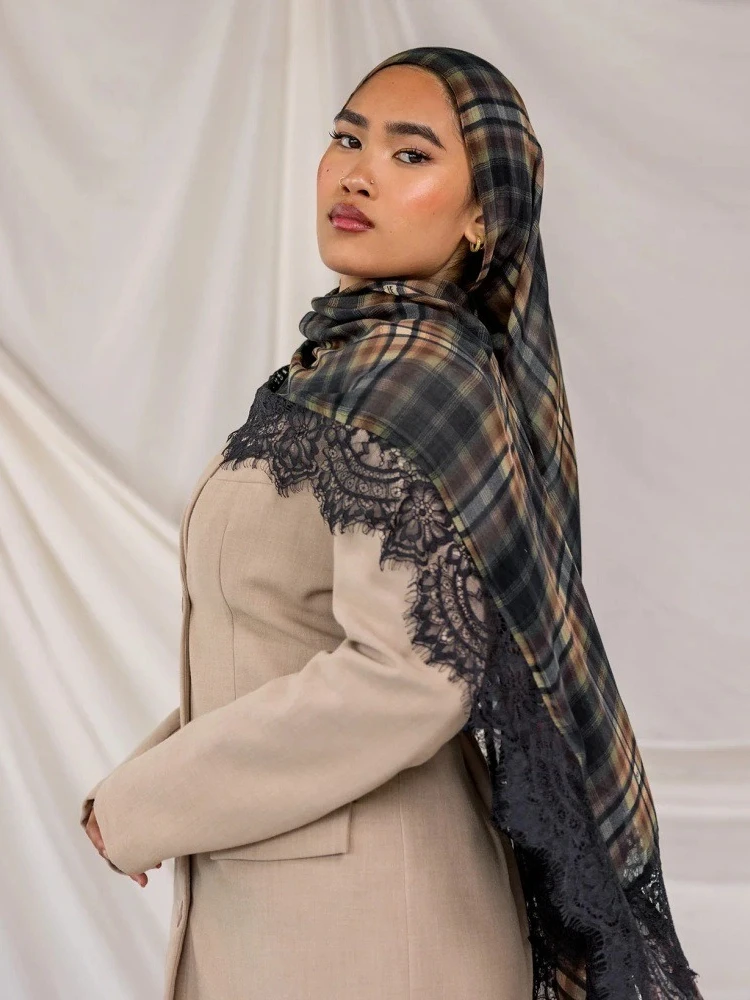 Hijab Premium en Modal Imprimé à Carreaux, Bord Large, Double Aiguille, Longue Écharpe Douce, Respirante et Fine pour Femme, Foulard de Tête en Dentelle