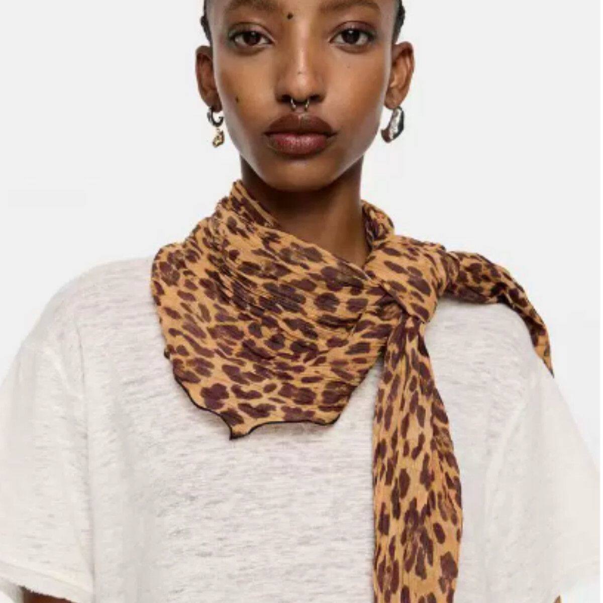Écharpes en soie pour femmes, foulards de luxe haut de gamme 	 Écharpe carrée à motif graffiti, articles en liquidation