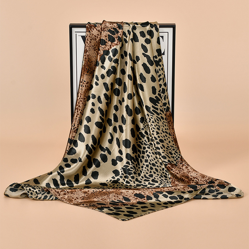 Foulard carré imprimé léopard 90x90cm pour femmes, écharpe de créateurs de luxe, bandeau à pois en Satin mat, bandeau pour cheveux en soie, mouchoir