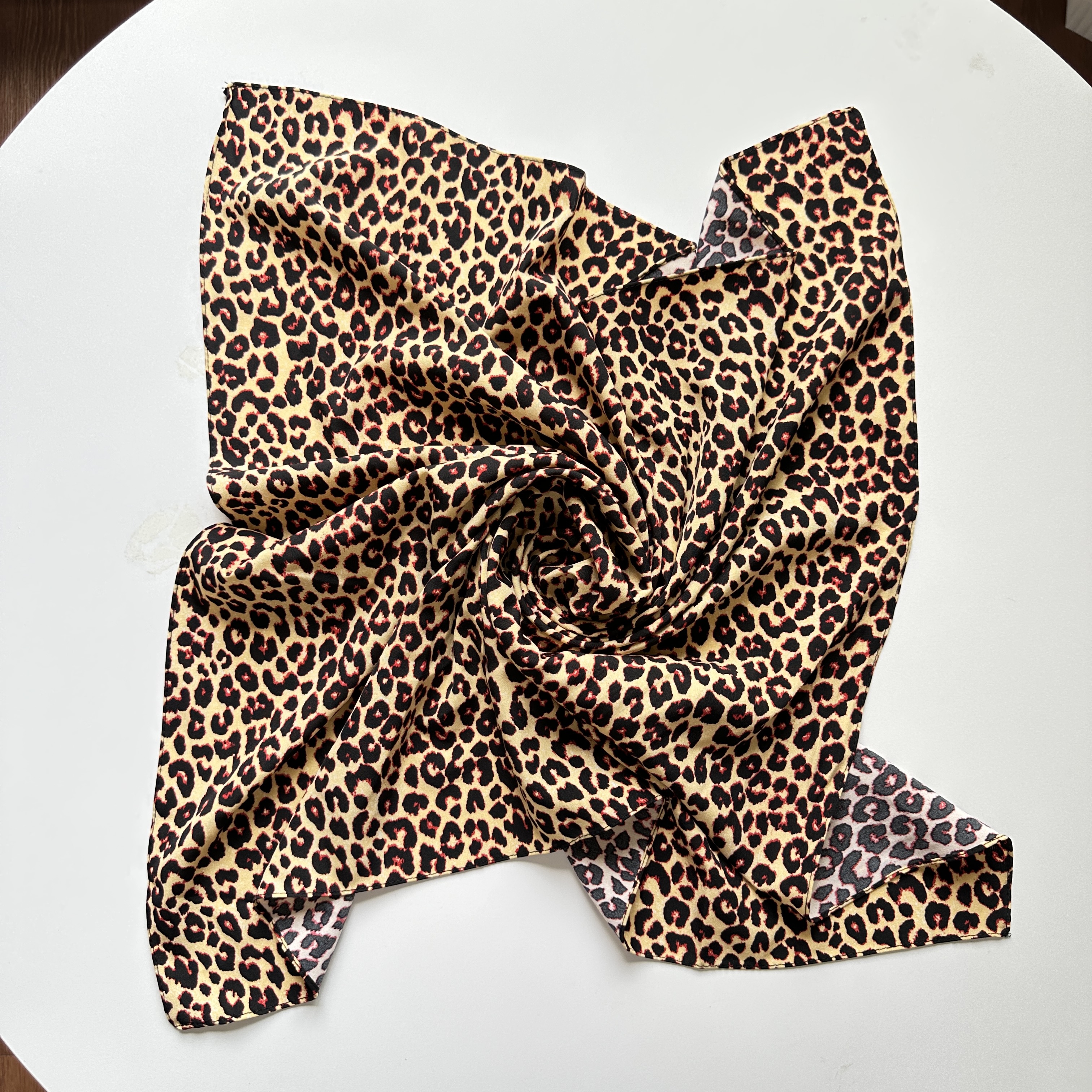 1 écharpe carrée de style bohème de 70 cm à imprimé léopard pour femme, écharpe châle multifonctionnelle décontractée pour le printemps et l'été, adaptée à un usage quotidien et aux sorties
