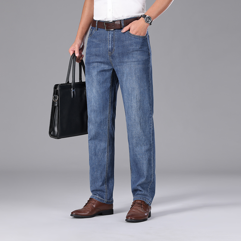 Jean droit ample et léger pour homme, collection été 2026, avec badge classique, style décontracté chic, en coton extensible fin