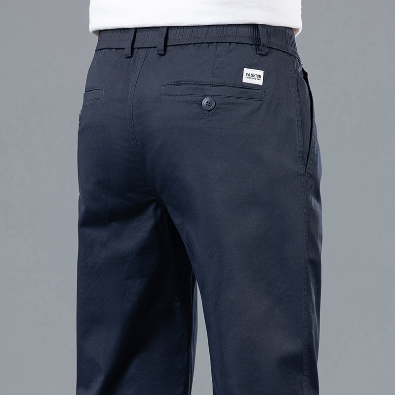 Nouvelle Collection Été 2026 – Pantalon Homme Droit en Coton Extensible Léger avec Patchs Classiques – Coupe Décontractée Chic Taille Mi-Haute – Tissu Fin