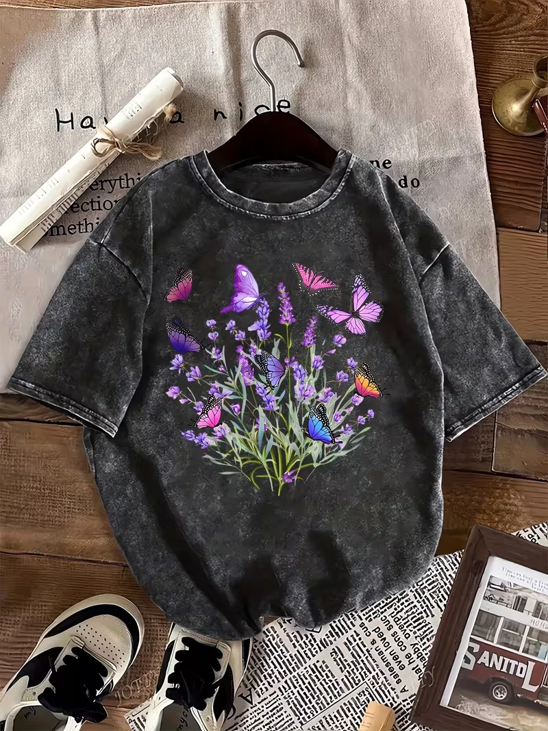 T-shirt pour femme à motif floral papillon, imprimé floral gris foncé délavé style vintage, coupe ample décontractée à manches courtes, haut d'été pour usage quotidien