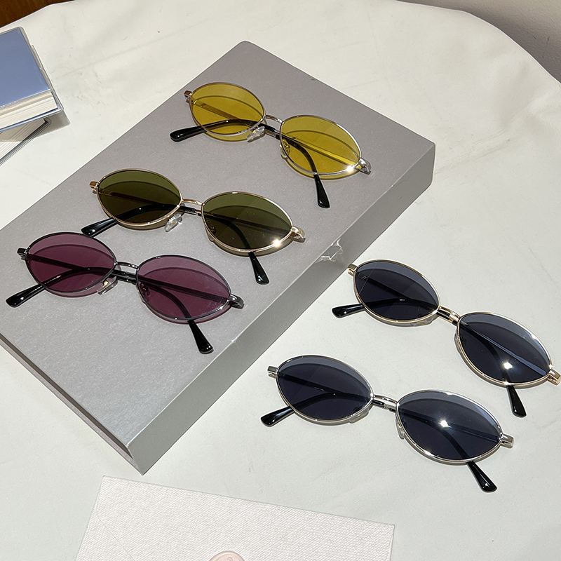 Lunettes de soleil ovales vintage 2026, nouvelles lunettes de soleil tendance à monture métallique, couleur unie, décontractées pour l'extérieur, lunettes de soleil rétro tendance pour femmes, UV400