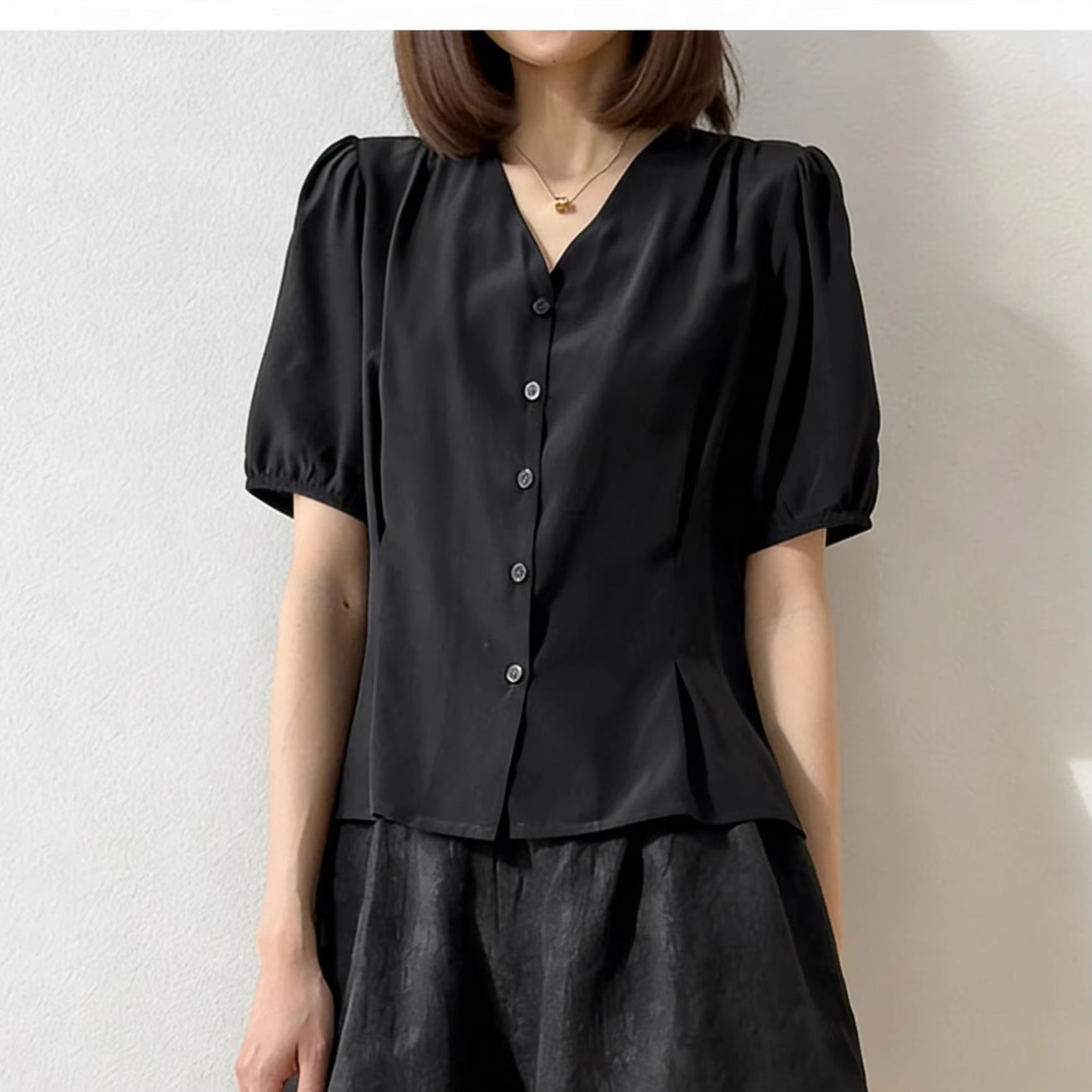 Chemisier en Soie pour Femme 100% Soie de Mûrier Crêpe de Soie Manches Courtes Couleur Noire Unie Taille Ajustée Haut Décontracté Blouse Été M1576