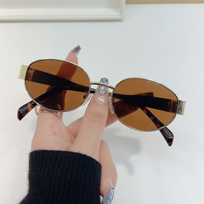 Lunettes de mode ovales en métal pour femmes, légères, charnières durables, accessoire tendance pour le quotidien et les événements, 1 pièce