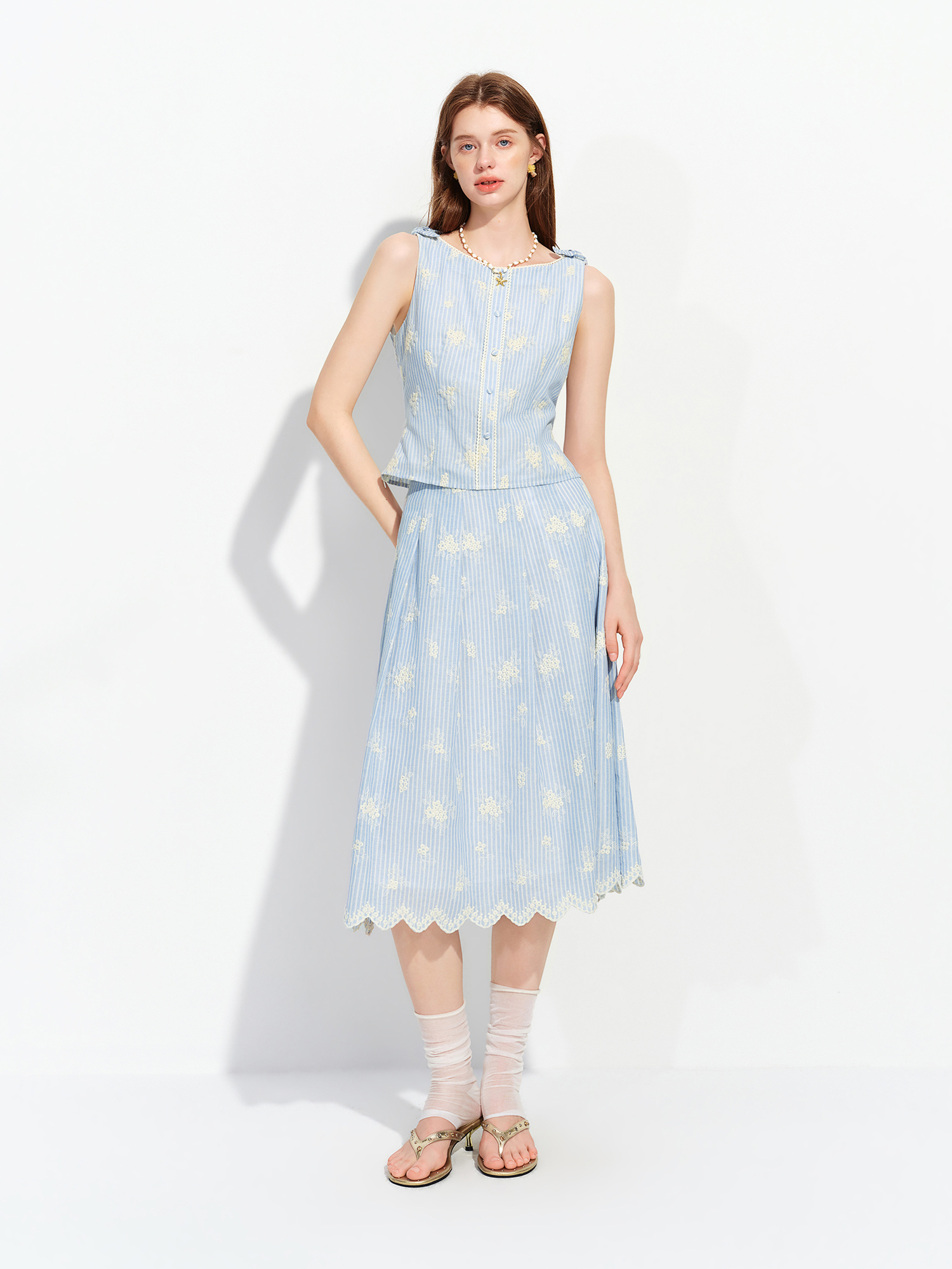 Ensemble Cami Brodé Style Plage Estivale FSLE 2026 avec Jupe Midi Rayée Coupe A-Line et Haut Sans Manches – Style Féminin Deux Pièces