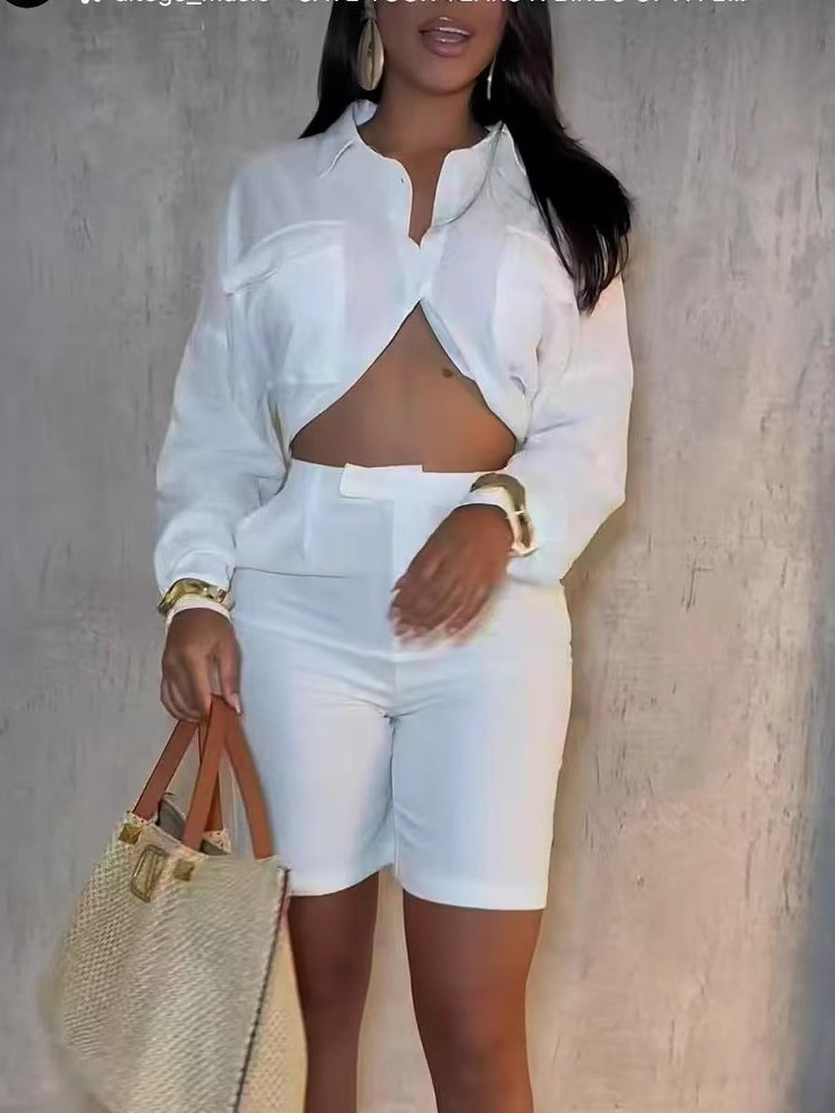 Ensemble deux pièces pour femmes, costume de tempérament élégant, blanc uni, ample, manches longues, taille exposée, chemise, short taille haute, costume pour femmes