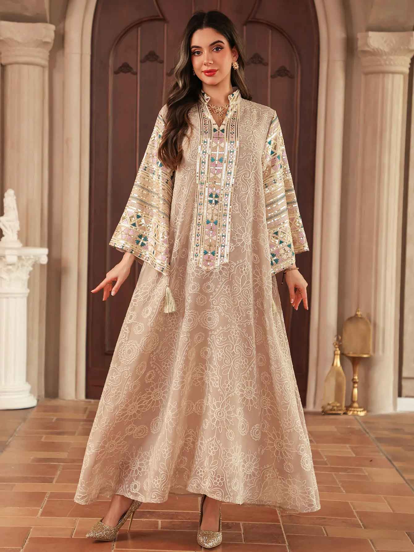 Nouvelle Abaya Islamique Modeste pour Femme, Robe Musulmane Multicolore Brodée et Pailletée Beige, Col Montant Élégant de Dubaï avec Pompon, Collection 2026