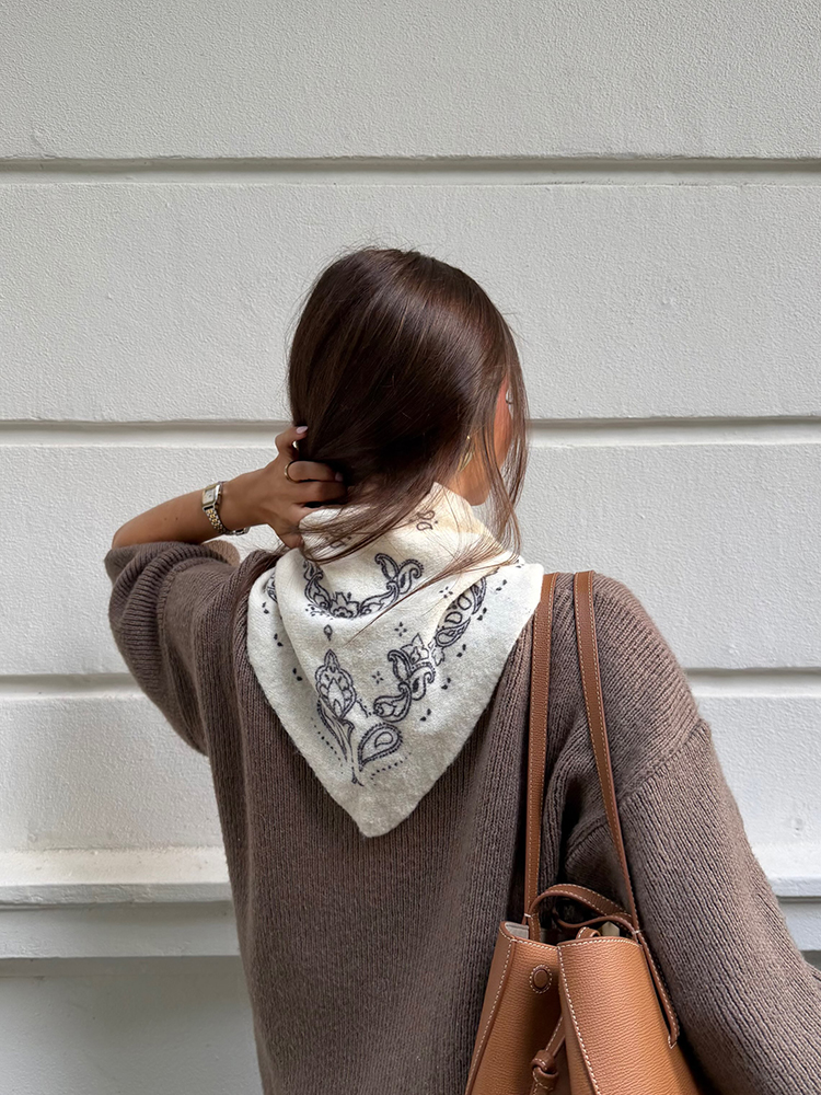 Écharpe tricotée imprimée tendance pour femme, forme triangulaire, douce, respirante, couvre-cou décoratif chic, nouvelle collection automne 2026, pour un usage quotidien.
