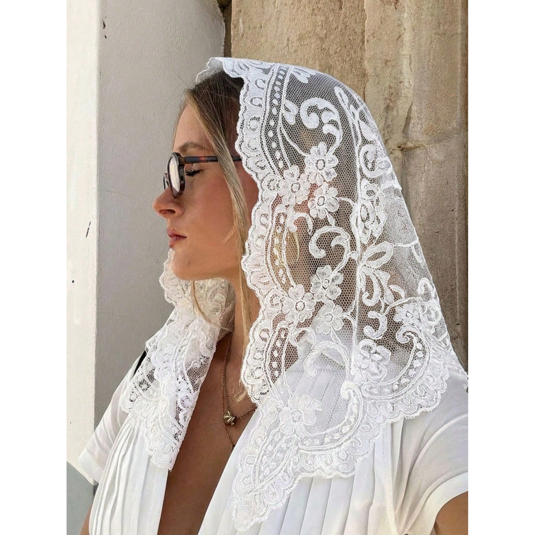 Châle triangulaire en dentelle pour femme, vêtement d'extérieur respirant à motif floral ajouré, écharpe rétro française, polyvalent pour le quotidien et les mariages