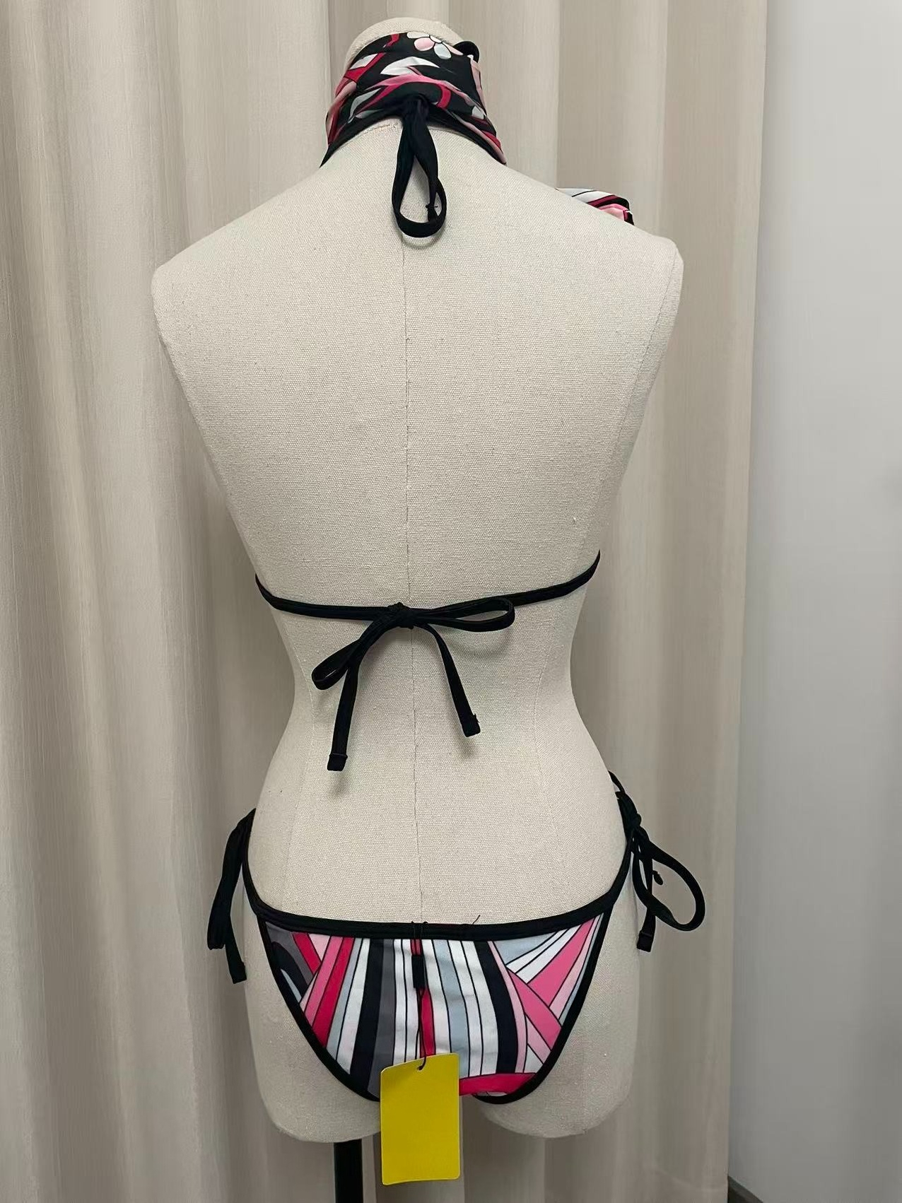 Ensemble bikini de luxe pour femme avec foulard noir et rouge, logo signature, tenue de plage de marque de créateur, bandeau et maillot de bain