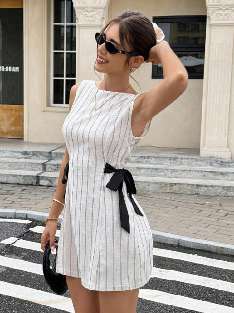 Robe Courte Décontractée Blanche à Rayures Fines avec Nœud Latéral pour Femme, Robe Moulante Sans Manches à Col Rond, Idéale pour l'Été et les Trajets Quotidien