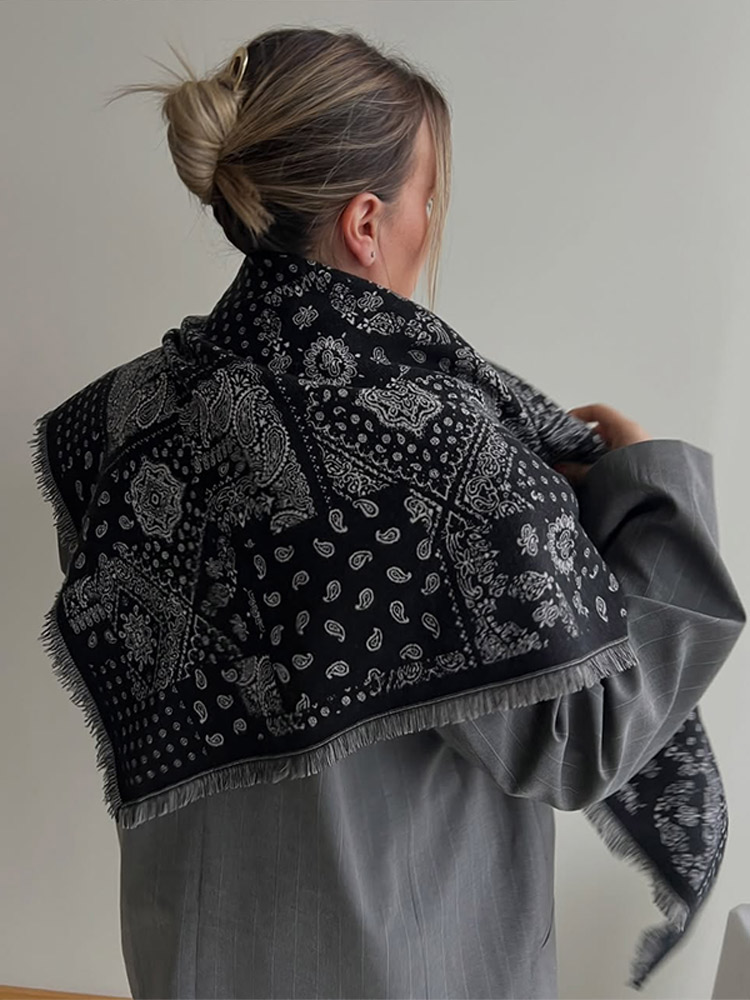 Écharpe réversible en tricot à motif paisley pour femmes, avec franges et pompons, châle chaud, élégant et décontracté, idéal pour les tenues quotidiennes d'automne et d'hiver.