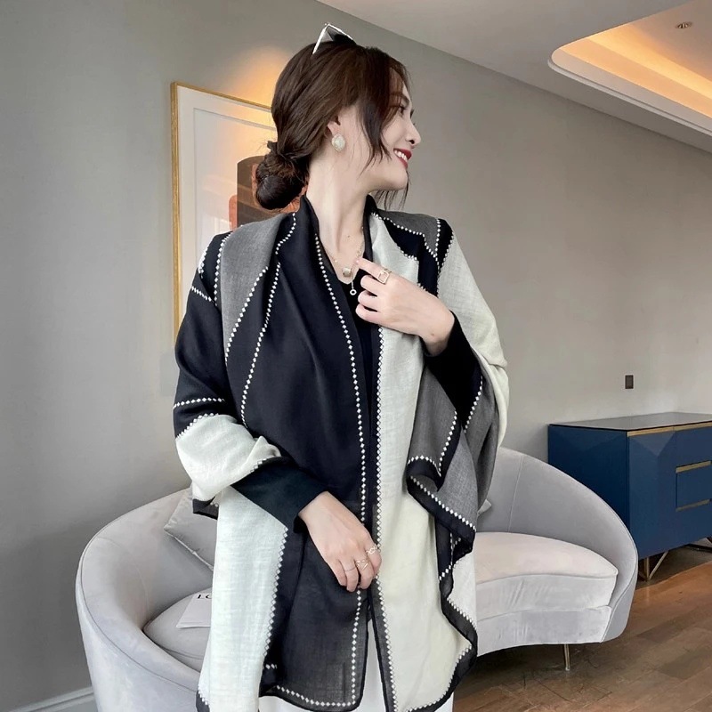 Écharpe d'hiver fine en coton et lin pour femmes, simple et haut de gamme, avec un assortiment de couleurs beige et noir, écharpe-chemise à double usage pour un usage quotidien.