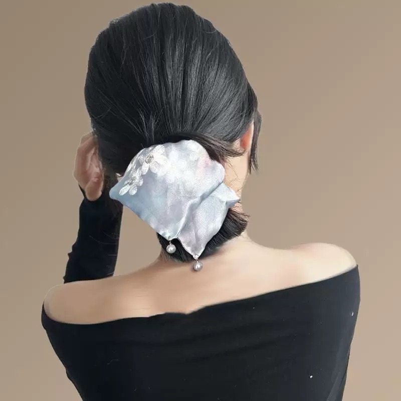 Accessoires de cheveux de bandeau carré de perle de fleur brodée à la mode et polyvalents pour les femmes