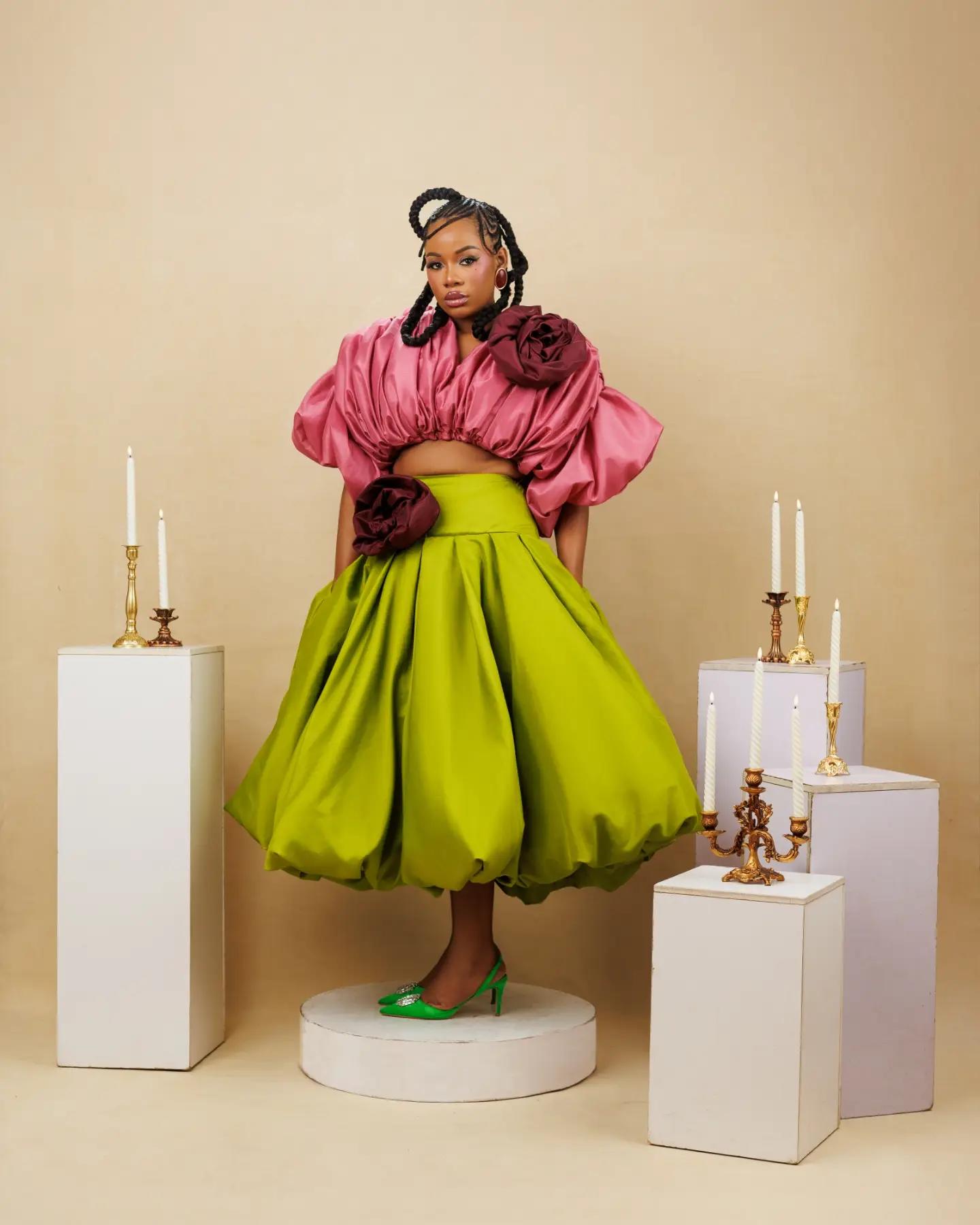 Ensemble deux pièces pour femmes : haut court rose vif à manches bouffantes et jupe mi-longue vert citron à bulles, ensemble en satin avec fleurs de rose 3D et poches, idéal pour les mariages.