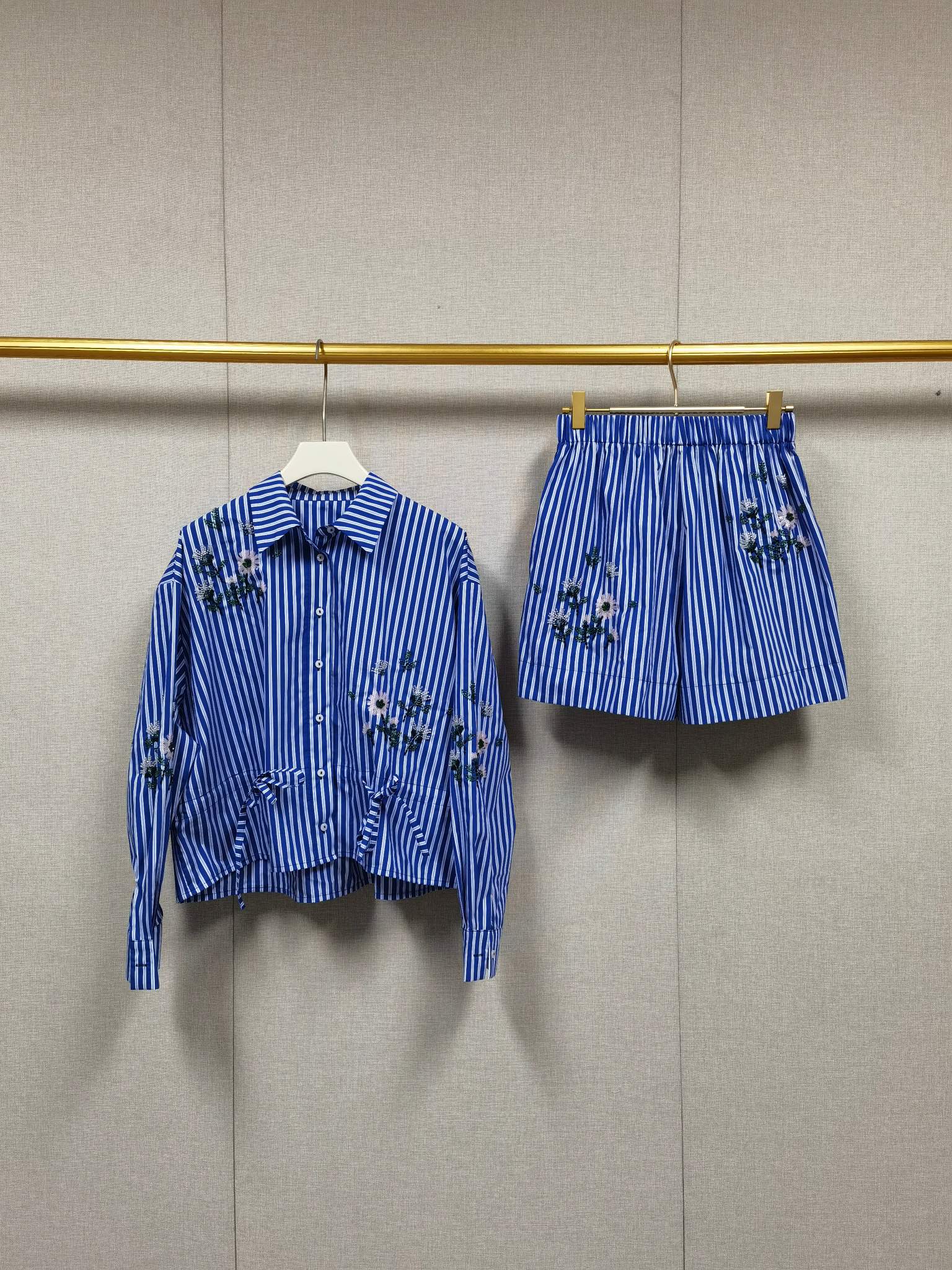 Chemisier ample rayé à broderie de perles florales pour femme avec cordon de serrage à la taille ou short taille haute élastique – Nouveauté été 2026