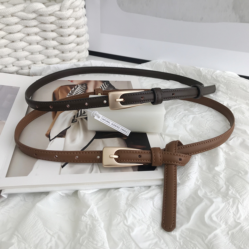 Ceinture fine en cuir chic pour femme avec boucle carrée, idéale pour jeans et pantalons, accessoire de mode féminin
