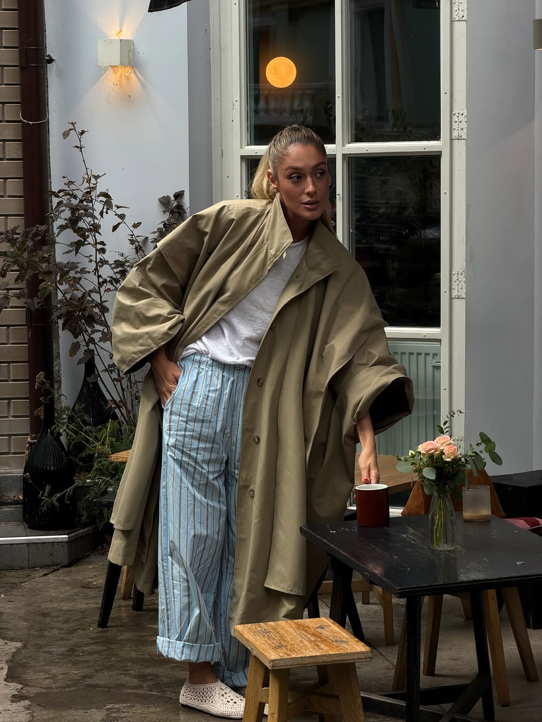 Manteaux longs kaki à col montant, design cape, bouton unique, manches chauve-souris élégantes, fente latérale, vêtements d'extérieur vintage, vestes automne 2026.