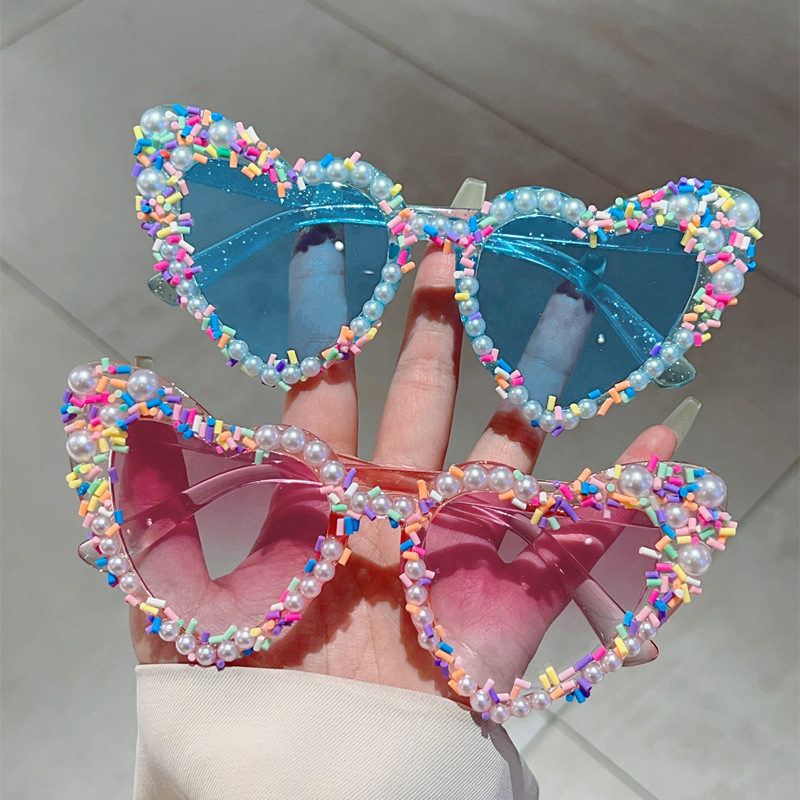 Lunettes de soleil en forme de cœur avec perles et saupoudrer, nuances décoratives multicolores mignonnes, nouvelles lunettes de soleil originales à la mode