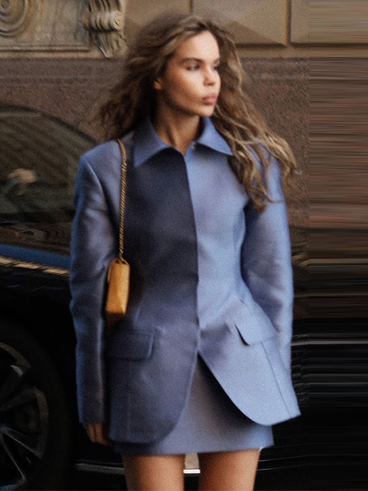 Ensemble deux pièces élégant et chic pour femme : Blouse à manches longues avec épaulettes et taille cintrée, et jupe en satin à effet enveloppant. Nouveauté.