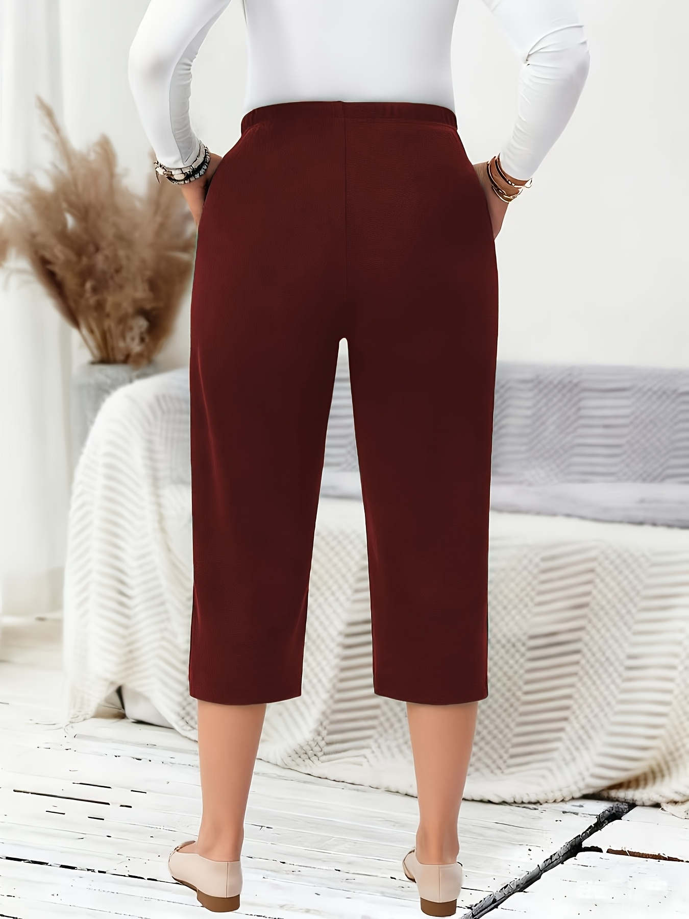 Pantalon décontracté uni de sept pouces pour femmes grandes tailles.