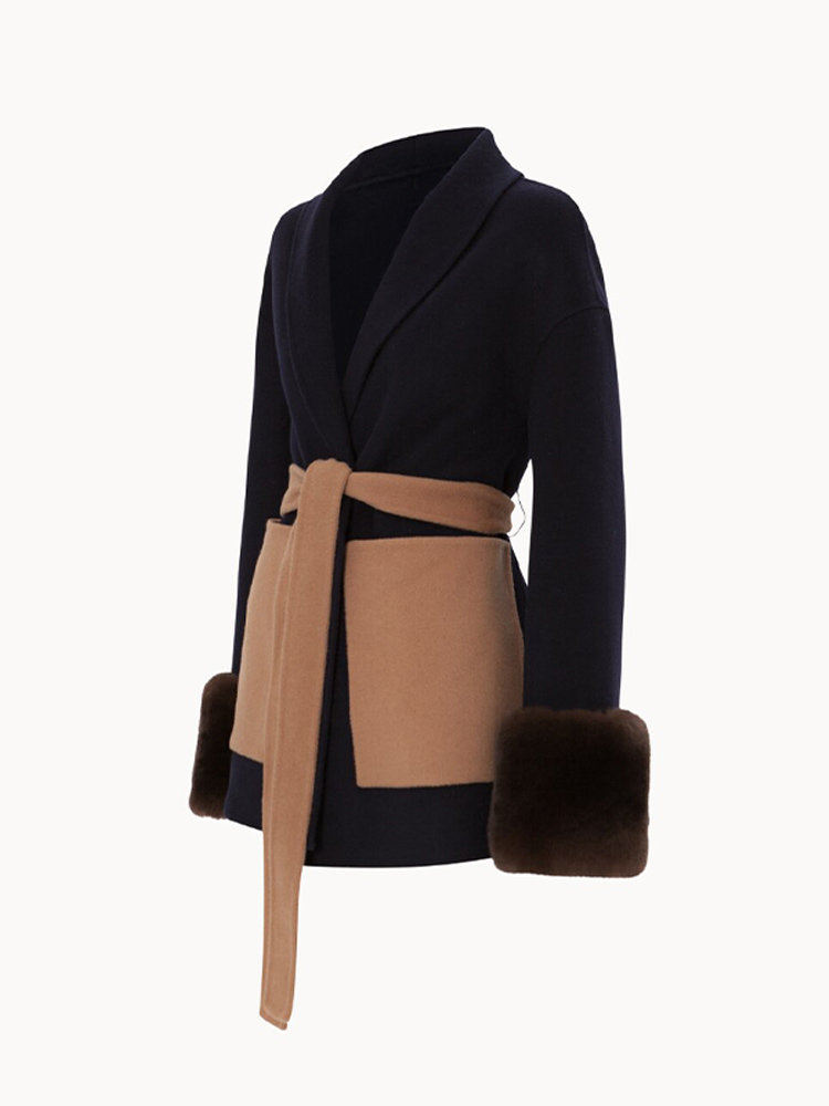 Manteau d'hiver élégant et minimaliste pour femme, col en V, à lacets, avec poignets en fausse fourrure, contrastant bleu marine et camel, ceinturé, idéal pour les événements et le bureau